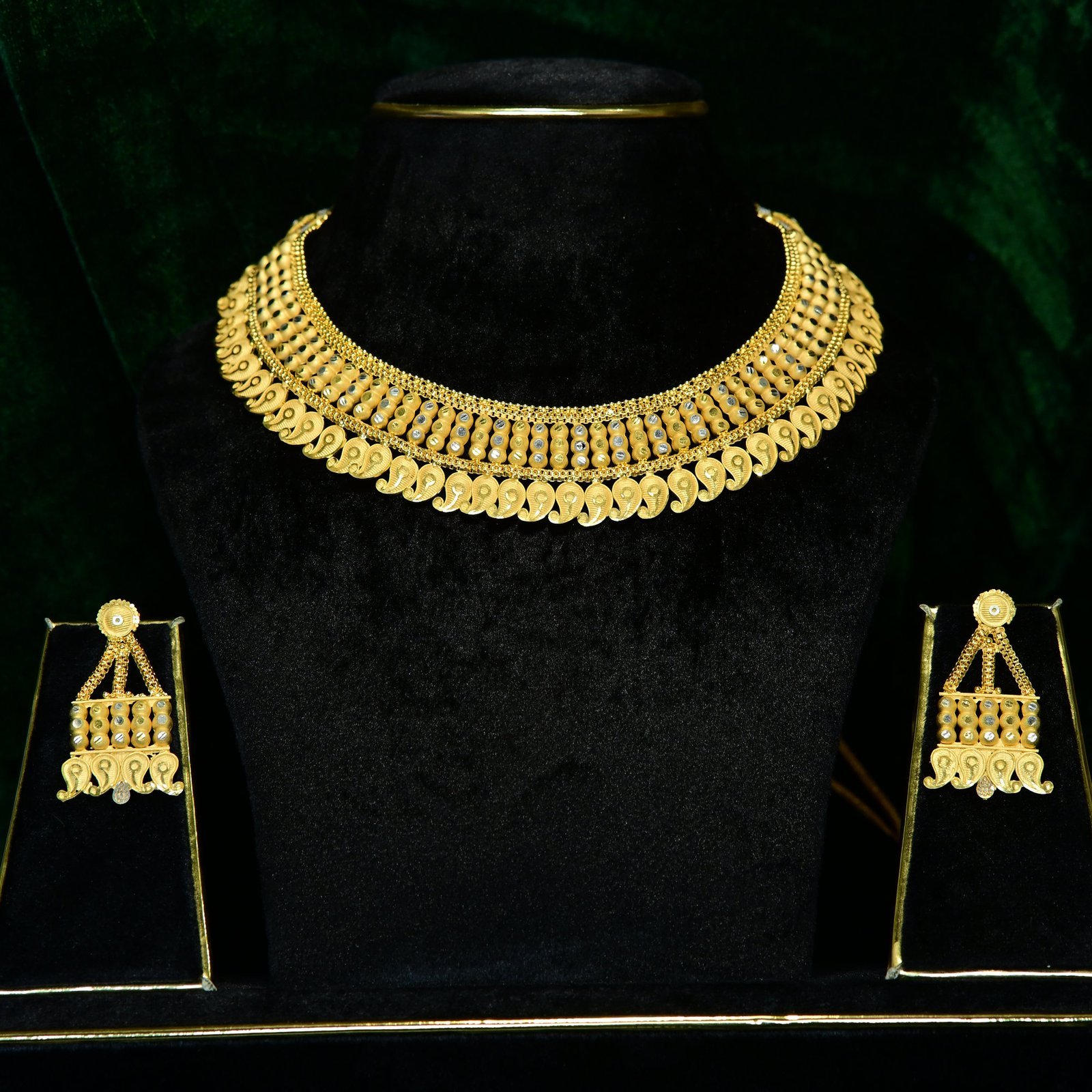 product840.jpg Golden set - Image 1